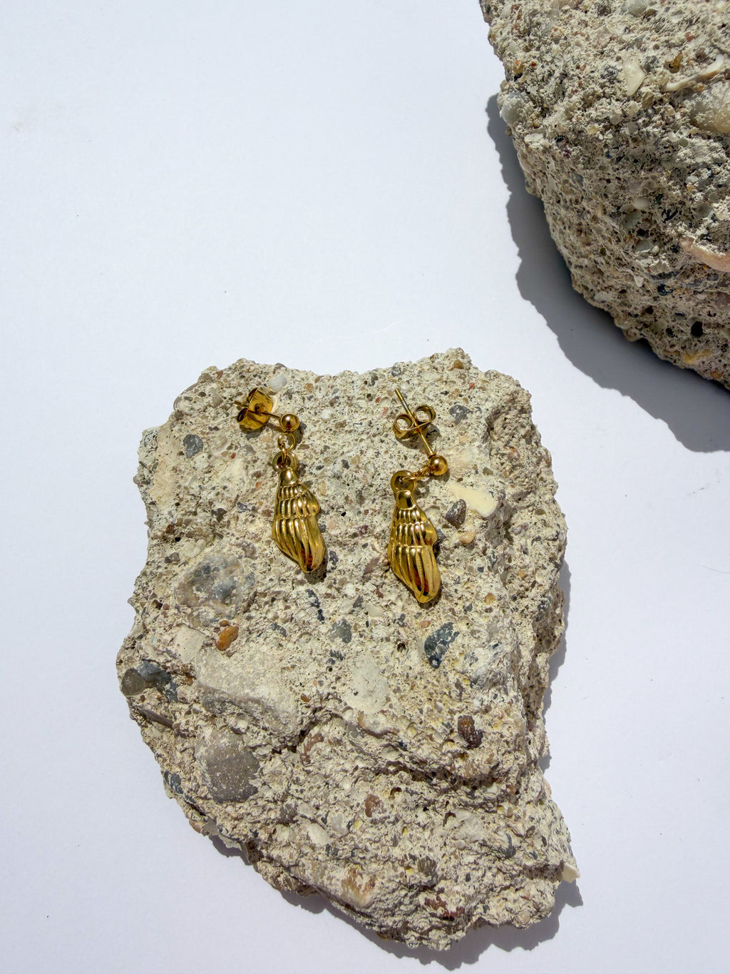 Brincos Búzio Dourado em Aço Inoxidável