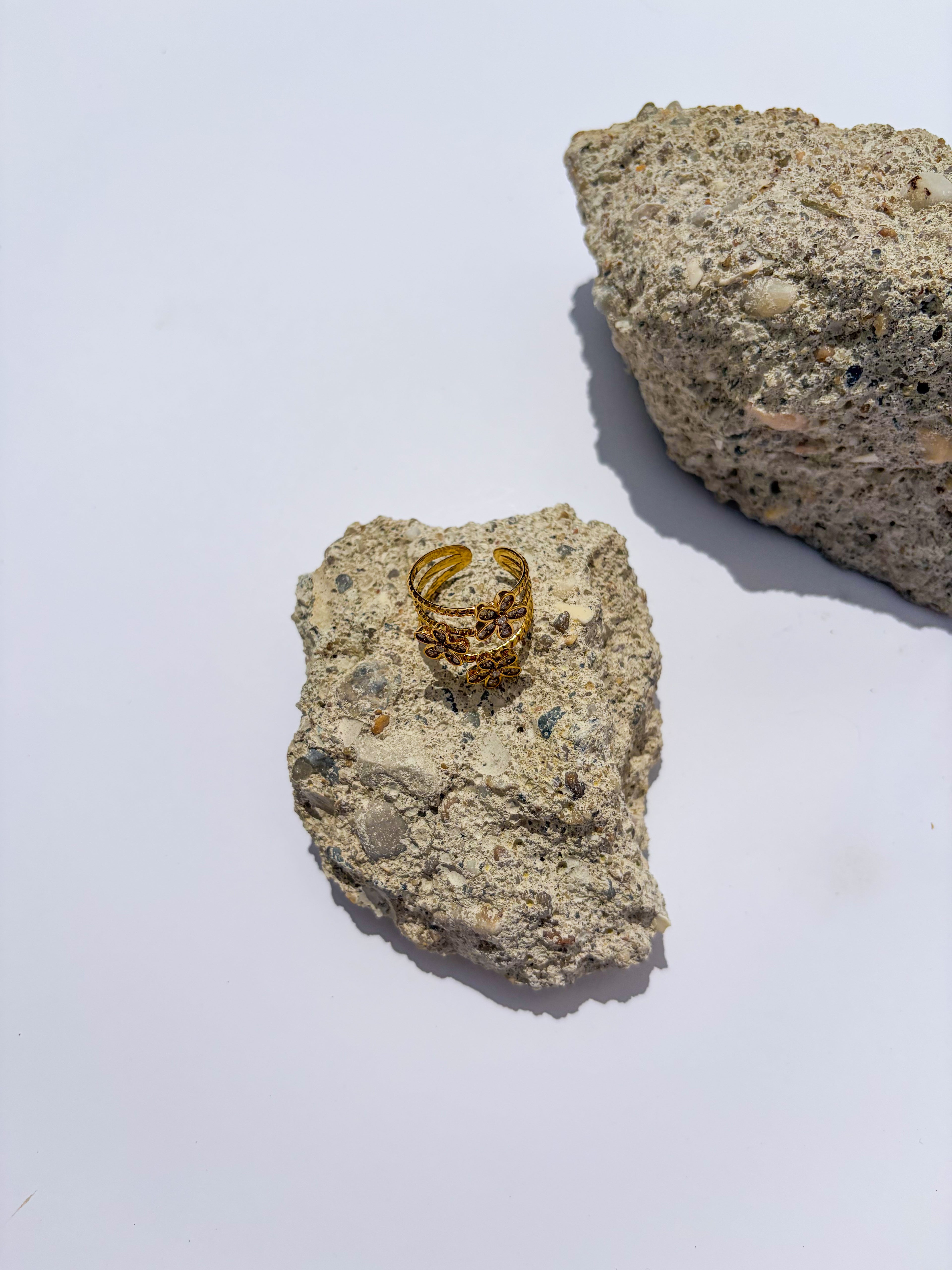 Anel Floral Dourado em Aço Inoxidável