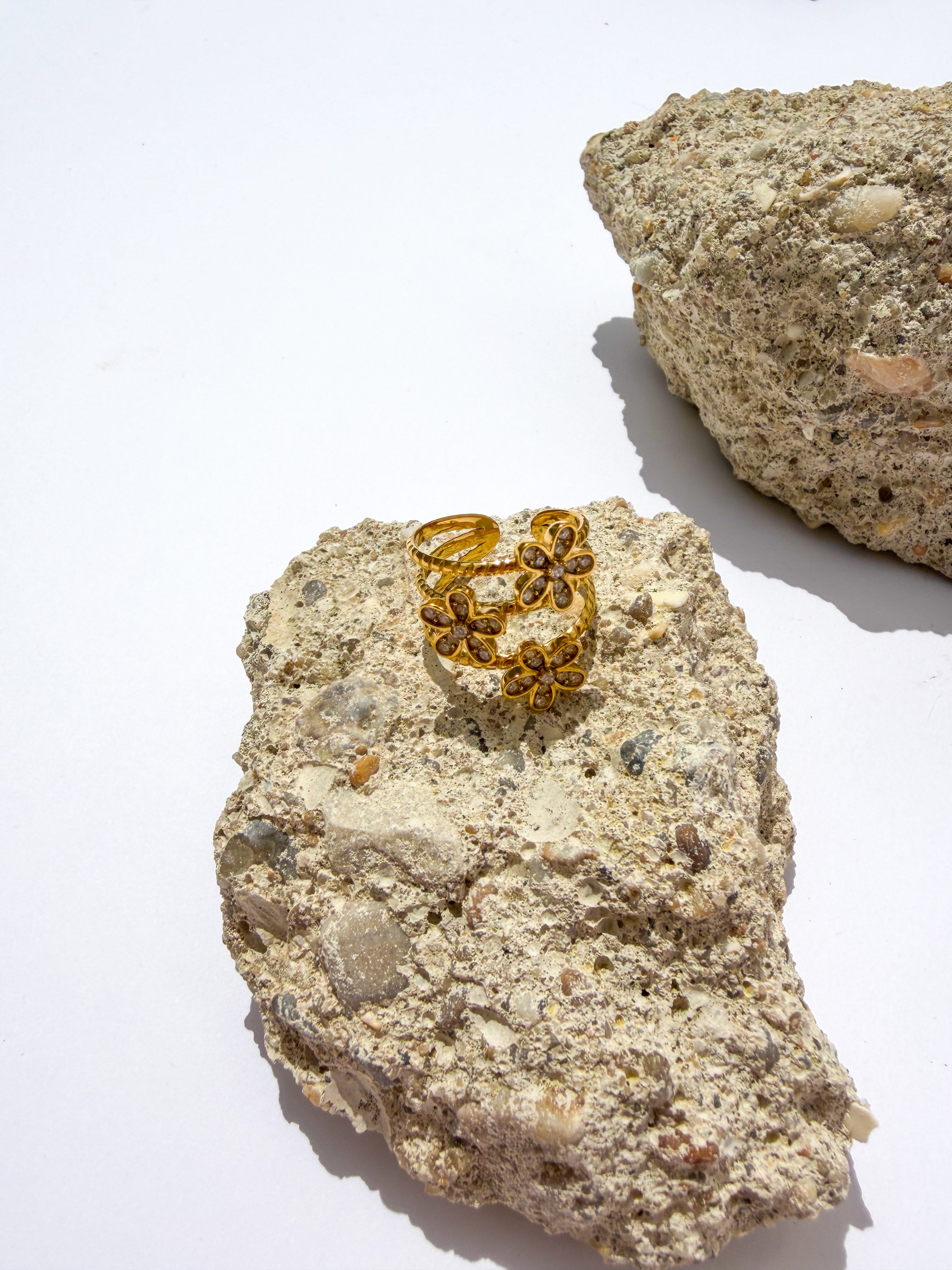 Anel Floral Dourado em Aço Inoxidável