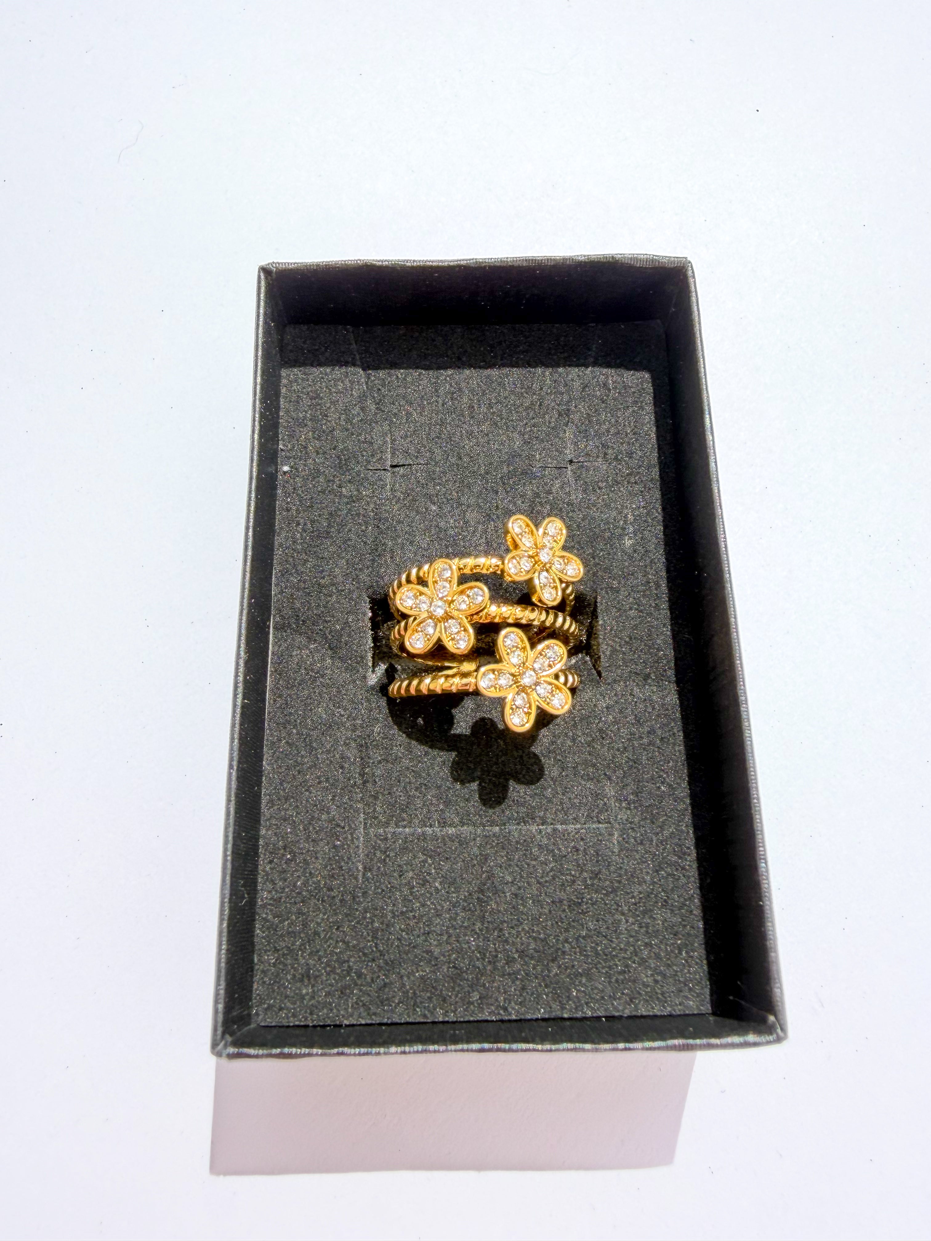 Anel Floral Dourado em Aço Inoxidável