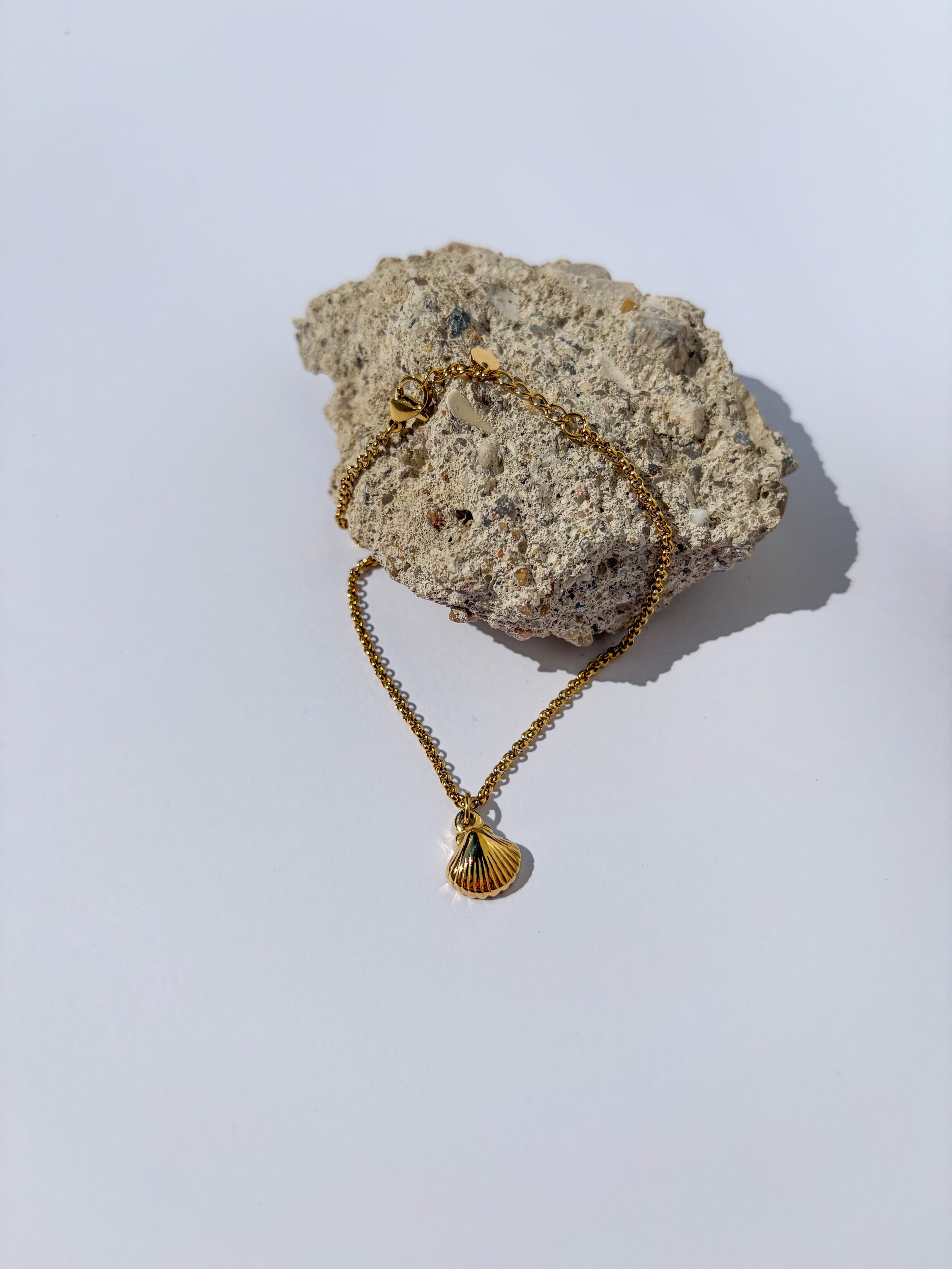 Pulseira Concha Dourada em Aço Inoxidável